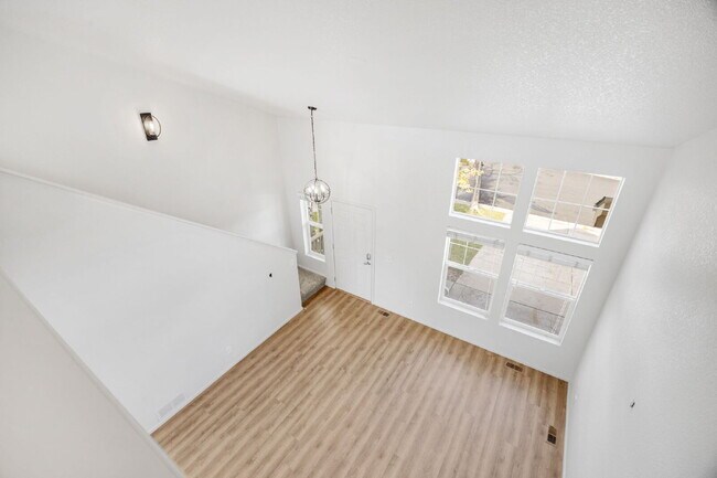 Building Photo - 2 bed/ 2.5 bath duplex in established neighborhood with corner lot