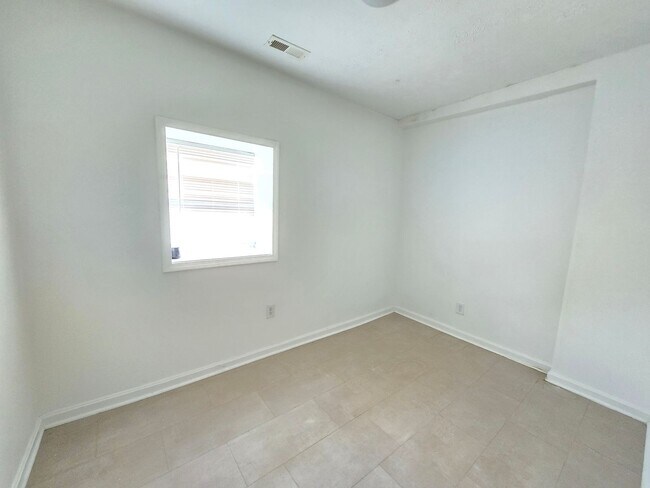 Building Photo - 527 S 20th St