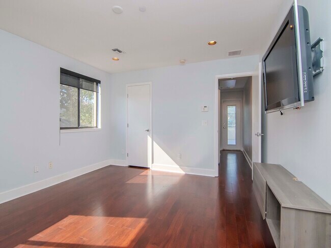 Building Photo - 213 S Moody Ave