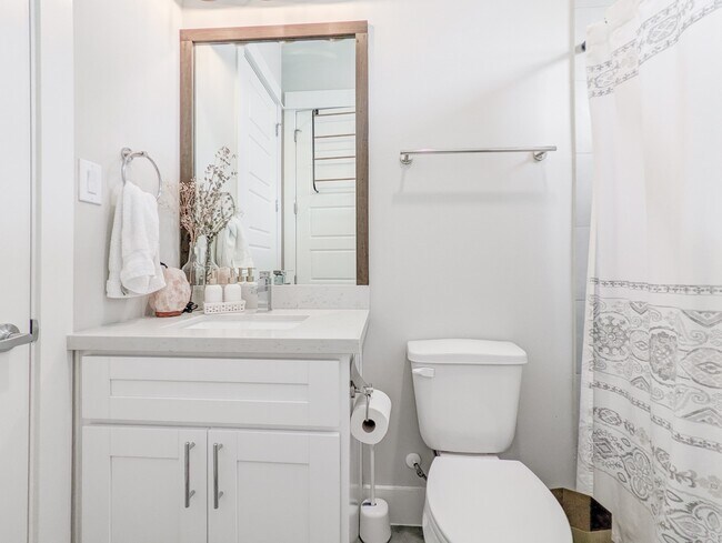 Building Photo - 1114 W 15th 1/2 St