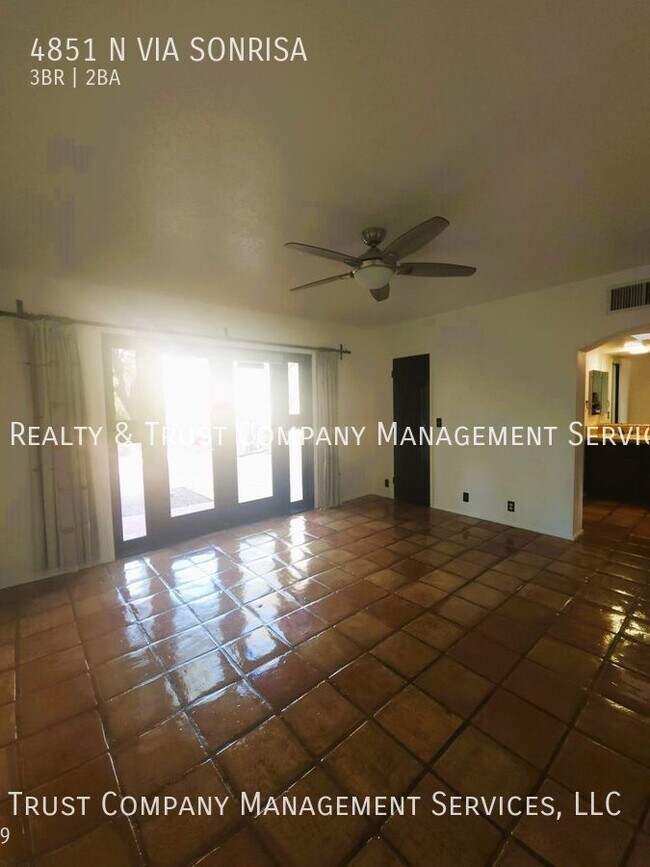 Building Photo - 4851 Vía Sonrisa