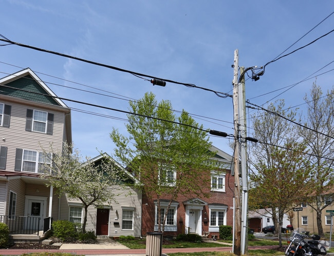 Building Photo - 708 Burlington Ave