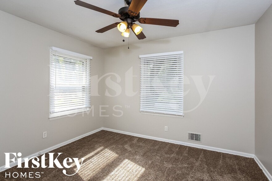 Building Photo - 607 NE Main St