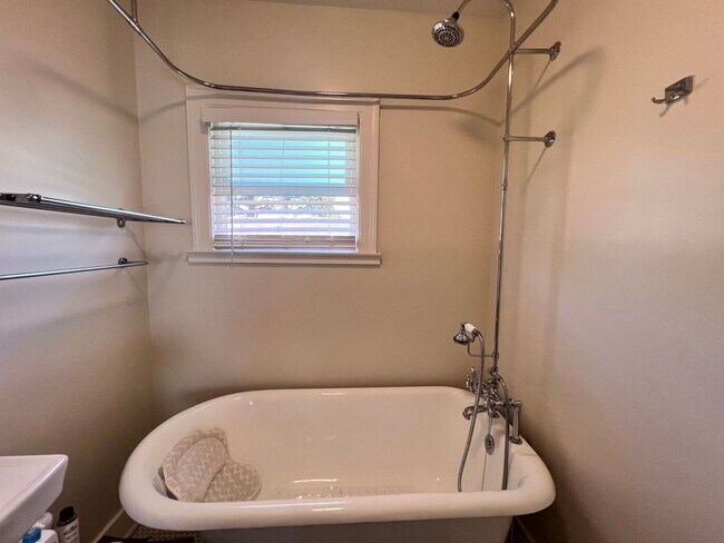 Building Photo - Fully Updated Home in San Leandro Available for Rent!!