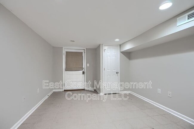 Building Photo - 2826 Huntingdon Ave