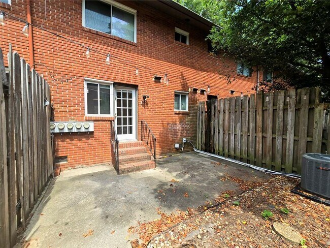 Building Photo - 1600 Briarcliff Rd NE