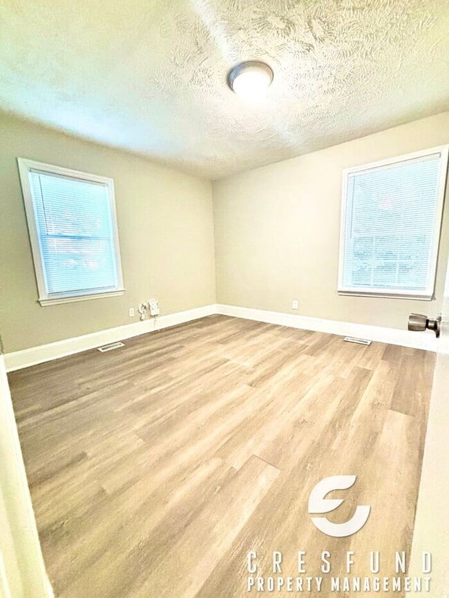 Building Photo - Adorable 2 Bedroom 1 Bathroom Ready for Mo...