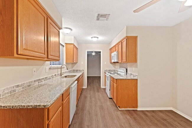 Building Photo - 2411 Cypressvine Dr