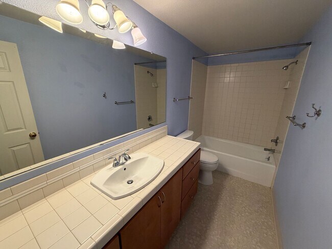 Building Photo - Charming Condo Located in the Highly Desirable Mountain Park Neighborhood of Lake Oswego.