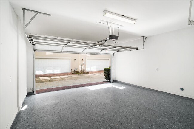 Building Photo - 2150 Bancroft Ln