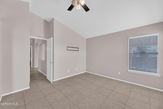 Building Photo - 11868 Oak Crossing Dr