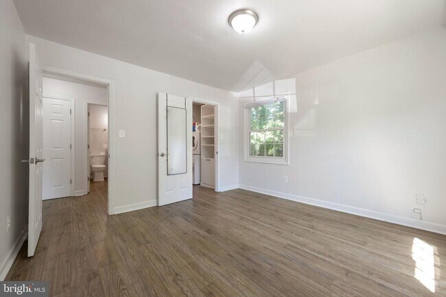 Building Photo - 5904 Bayshire Rd