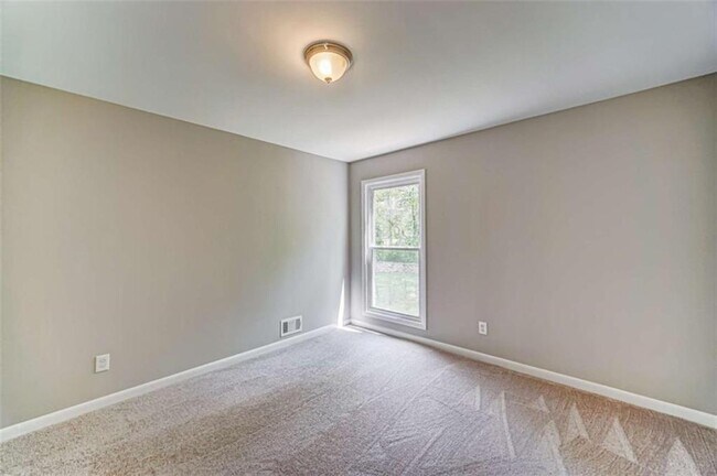 Building Photo - 2218 Woodfern Dr