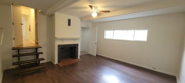 Building Photo - Amazing 4 bedroom/2 bath Two-story home wi...
