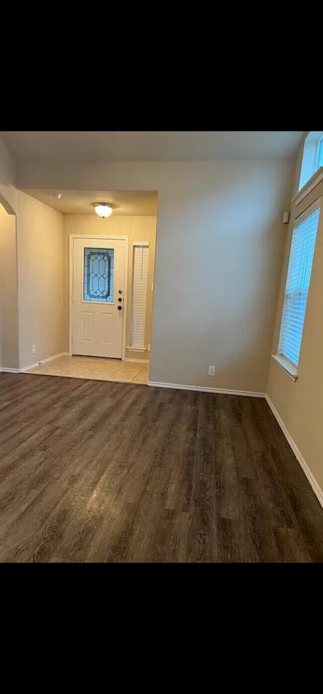 Building Photo - 617 Rolling Oak Dr