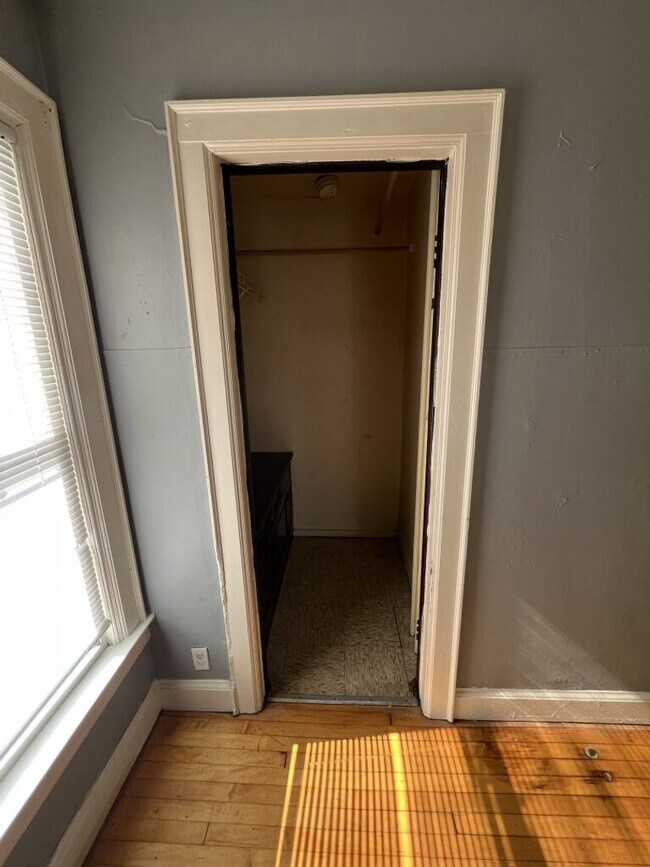 Building Photo - Bright 2 Bed / 1 Bath off Brady St | Free Laundry & Pet-Friendly