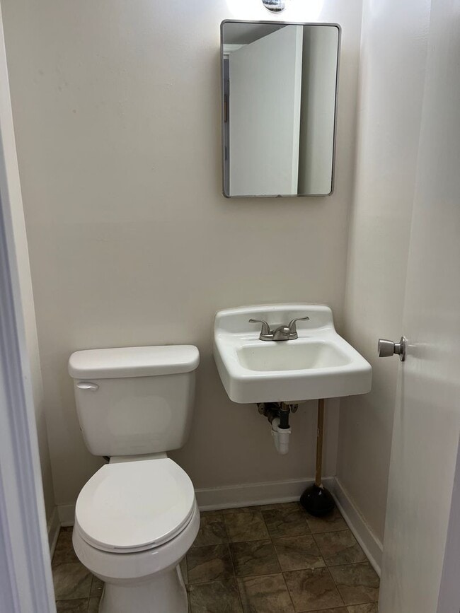 Building Photo - 2 Bedroom 1.5 Bath Townhouse in Wagener Te...