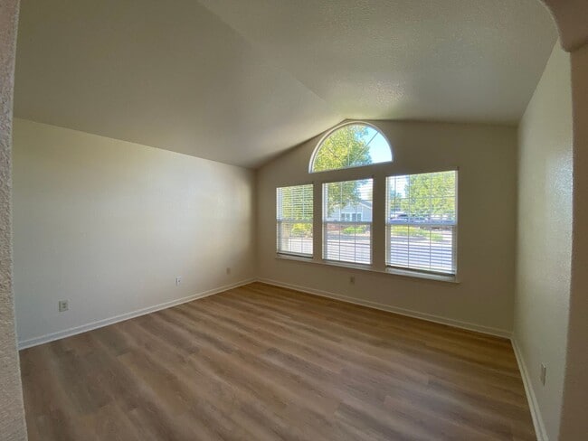 Building Photo - Vacaville 3bed/2bath home! Open floor plan...