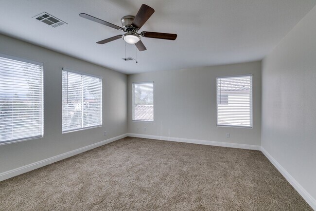 Building Photo - Charming 4 Bedroom, 3 Bathroom Home Near S...