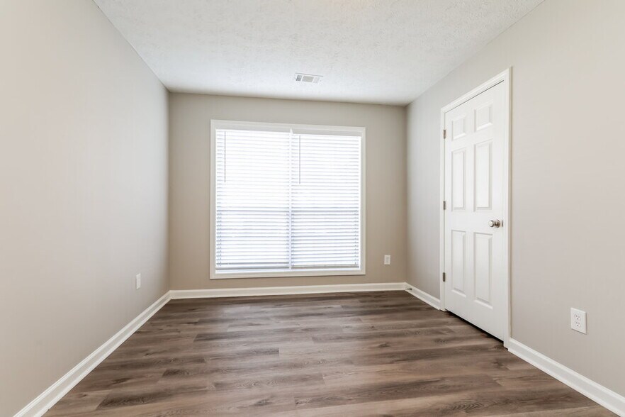 Building Photo - 85 Paris Dr