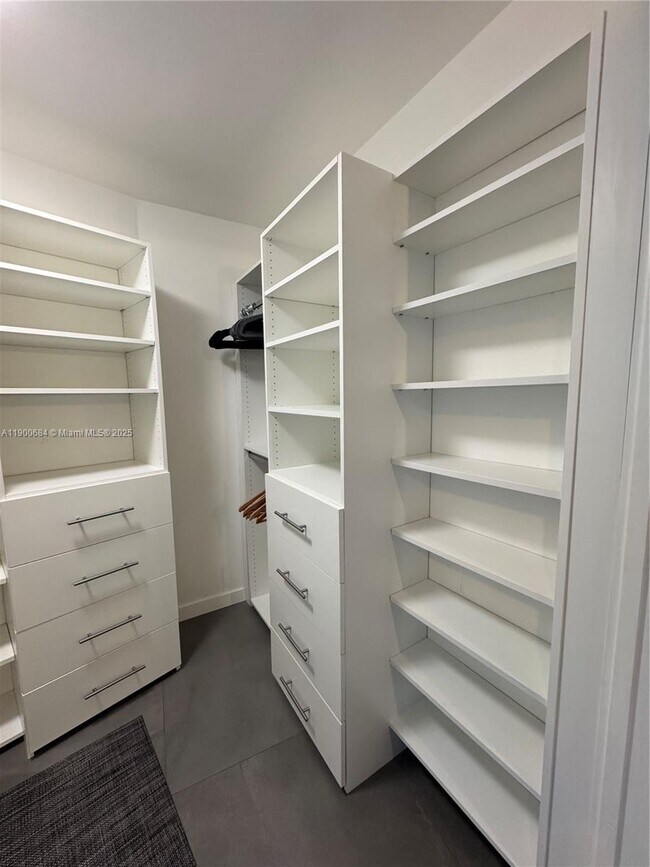 Building Photo - 2020 N Bayshore Dr