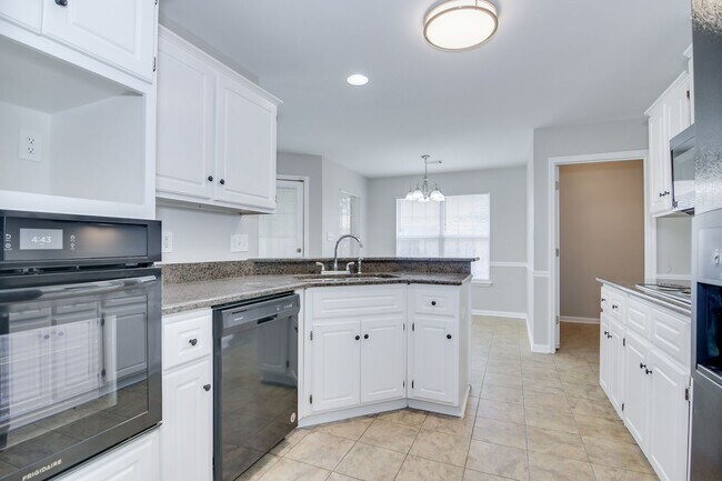 Building Photo - 4 Bedroom Ranch