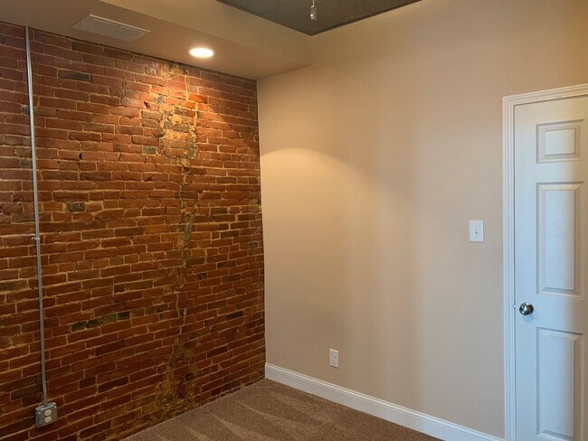 Building Photo - 405 Hampshire St