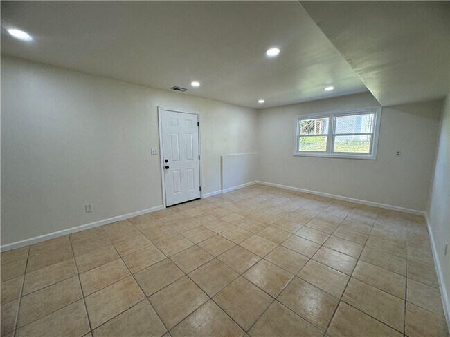 Building Photo - 3915 Emerald N Dr