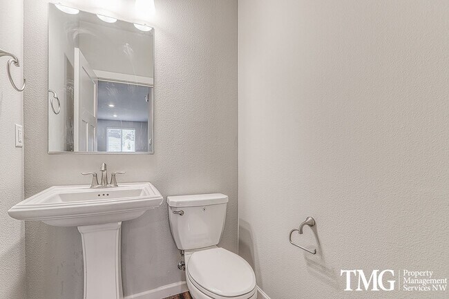 Building Photo - 3 Bedroom, 2.5 Bath Townhome In Ridgefield!
