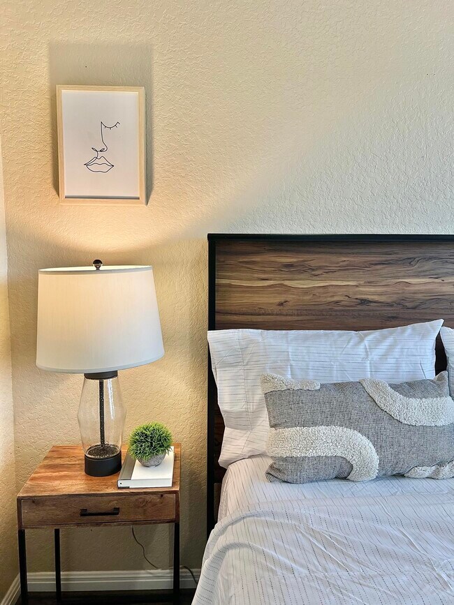 Building Photo - 11235 Silver Rose