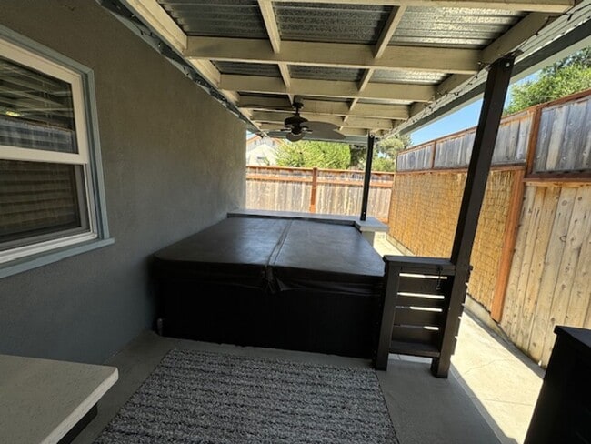 Building Photo - Custom one bedroom with large living room and much more!