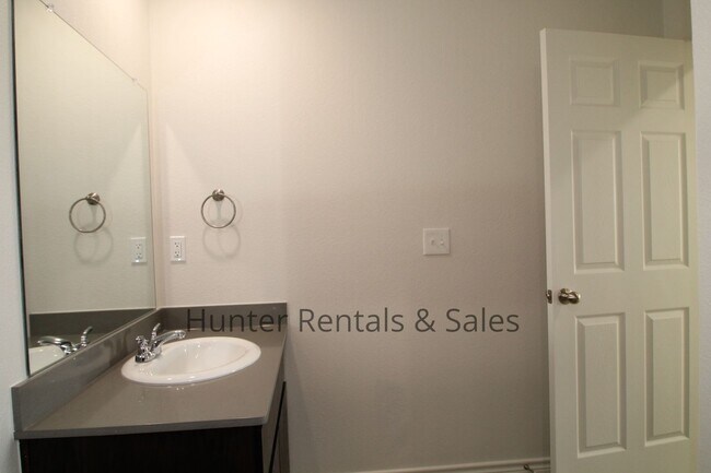 Building Photo - Exceptional 3 Bedroom Heights Duplex