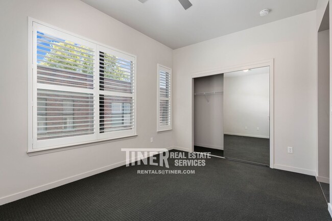 Building Photo - 1322 E Sutter Walk