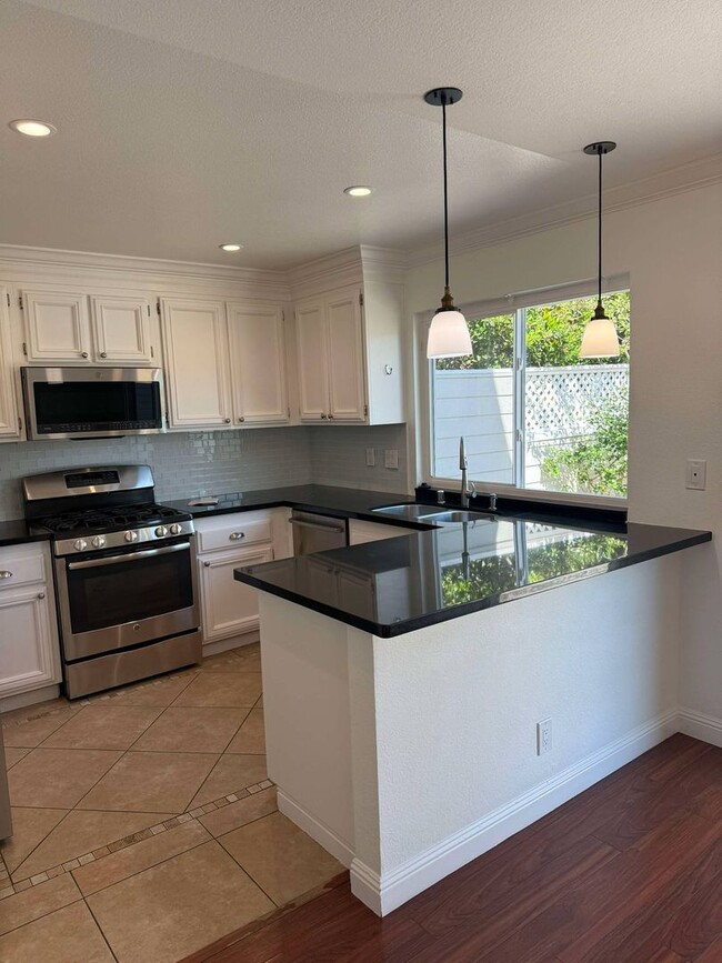 Building Photo - Stylish Redwood Shores Home with Vaulted C...