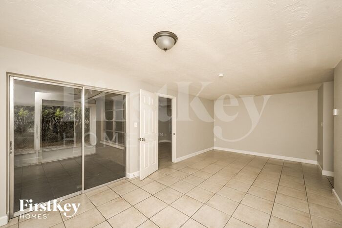 Building Photo - 8215 Winthrop Dr