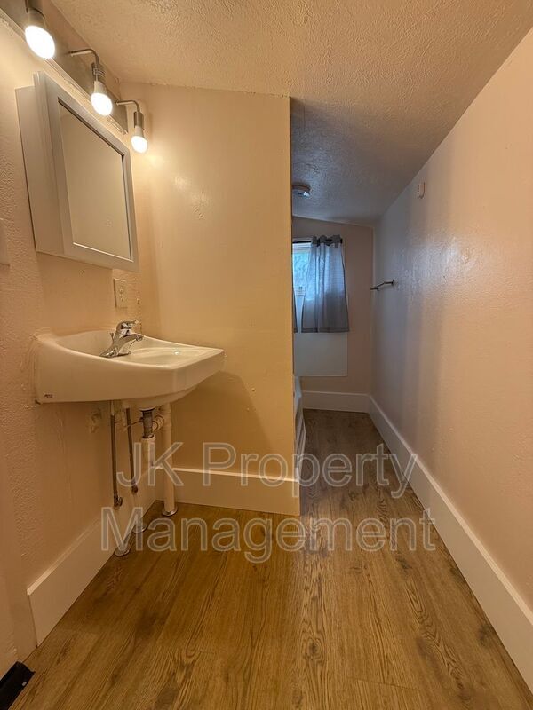Building Photo - 413 6th St S