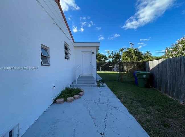 Building Photo - 1810 SW 33rd Ave