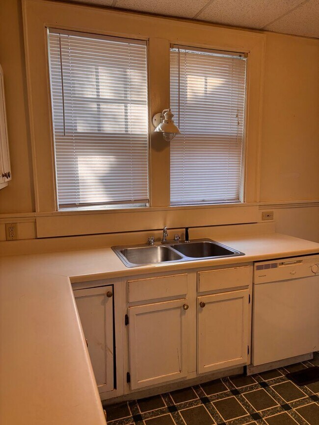 Building Photo - 3-4 Bedroom House located in South Park. Short Walking Distance to Downtown. Available 8/5/26