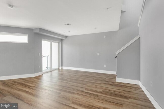 Building Photo - 3965 Lancaster Ave