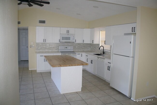 Building Photo - Updated 3 bed 2 bath Close to downtown