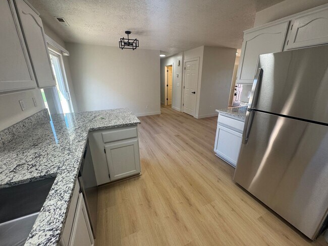 Building Photo - 75 E Roundy Mountain Rd
