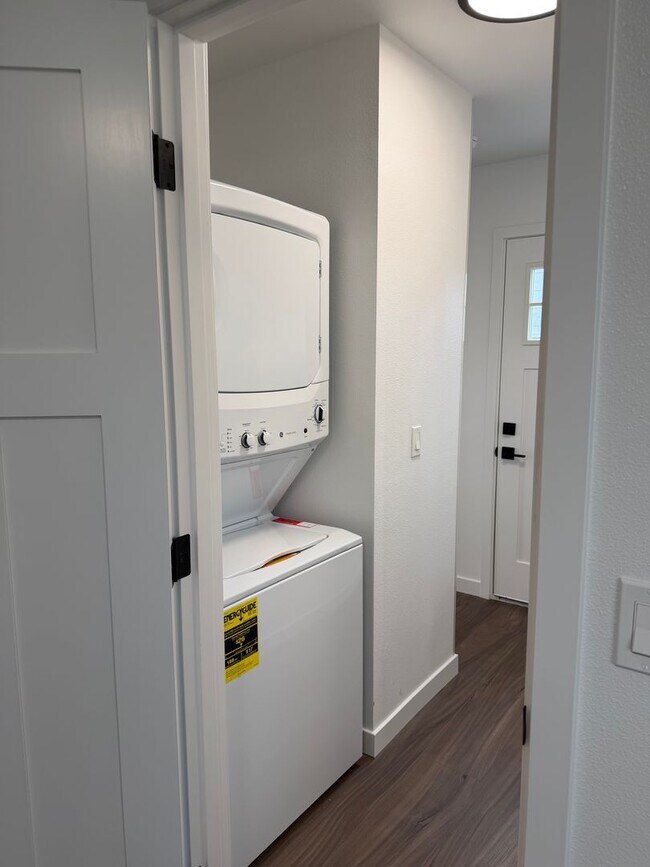 Building Photo - Brand new 3 bedroom 3 full bath townhouse in Thurston! MOVE IN SPECIAL!