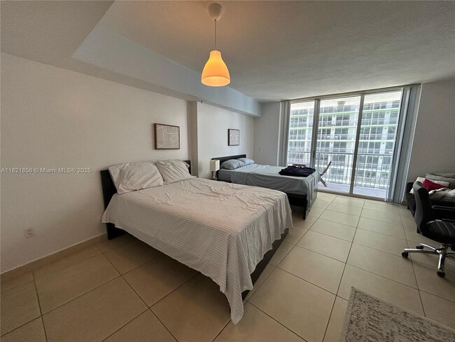 Building Photo - 1750 N Bayshore Dr