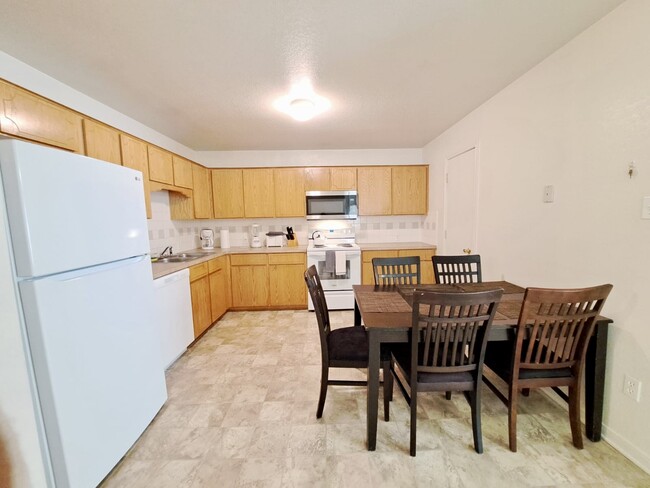 Kitchen - 1625 Yuma Trl