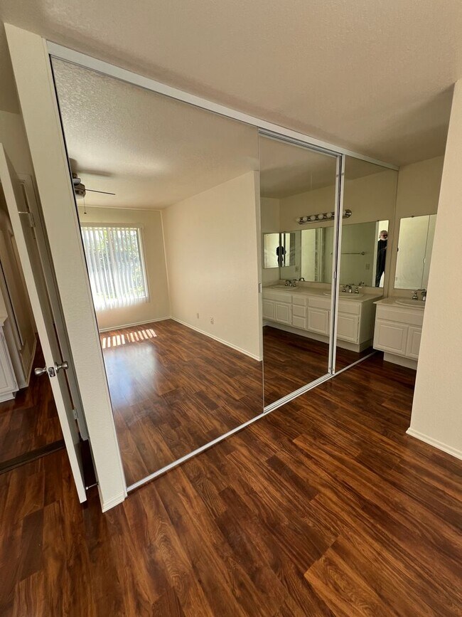 Building Photo - Mission Oaks Single Story!