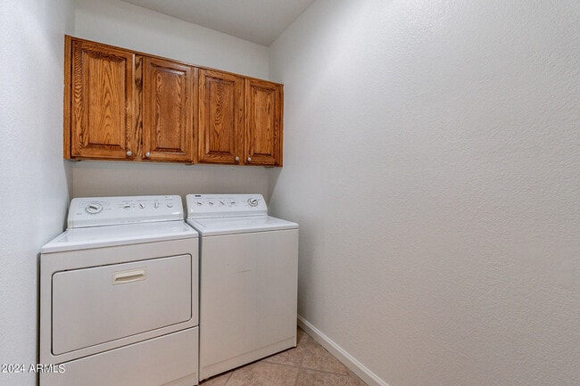 Building Photo - 1449 W Antiqua Dr