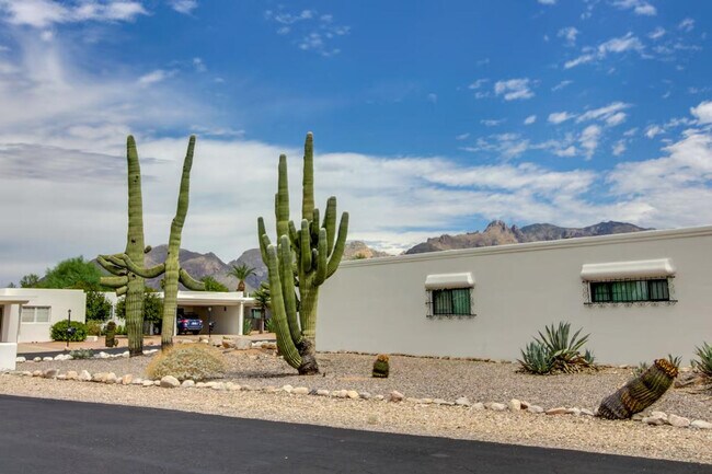 Building Photo - 5026 N Crestridge Dr