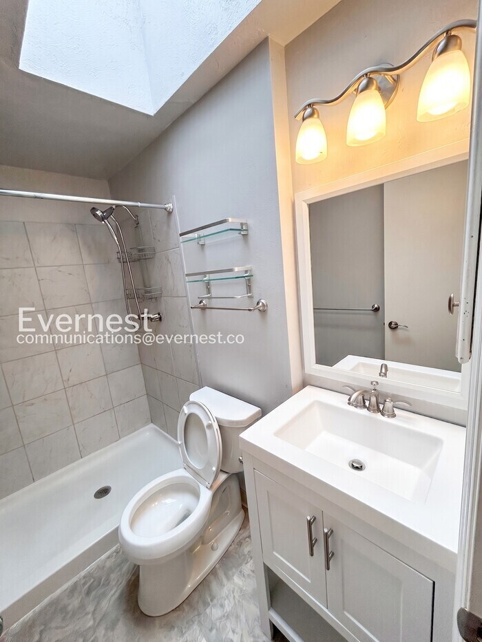 Building Photo - 5550 Lantana Cir