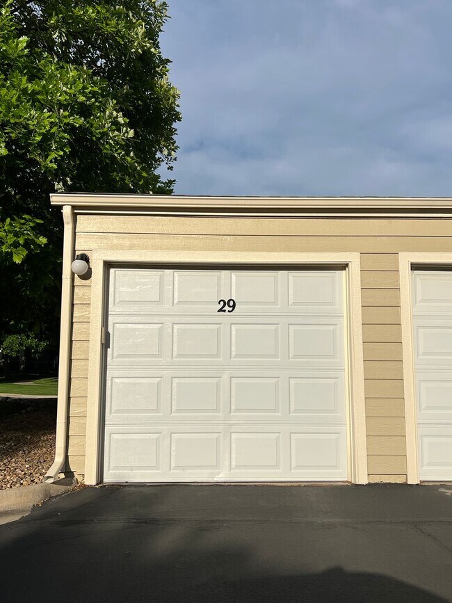 Building Photo - Beautiful Quail Crossing Townhome – Walk t...