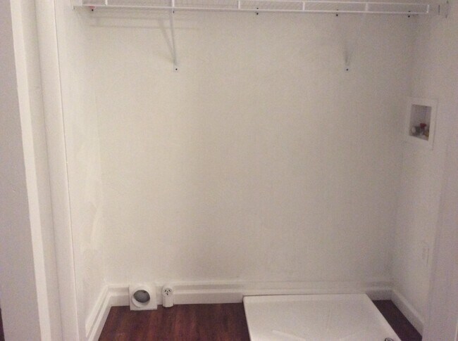 Building Photo - 3 Bedroom 1.5 Bath 1st Floor Apartment-York City SD